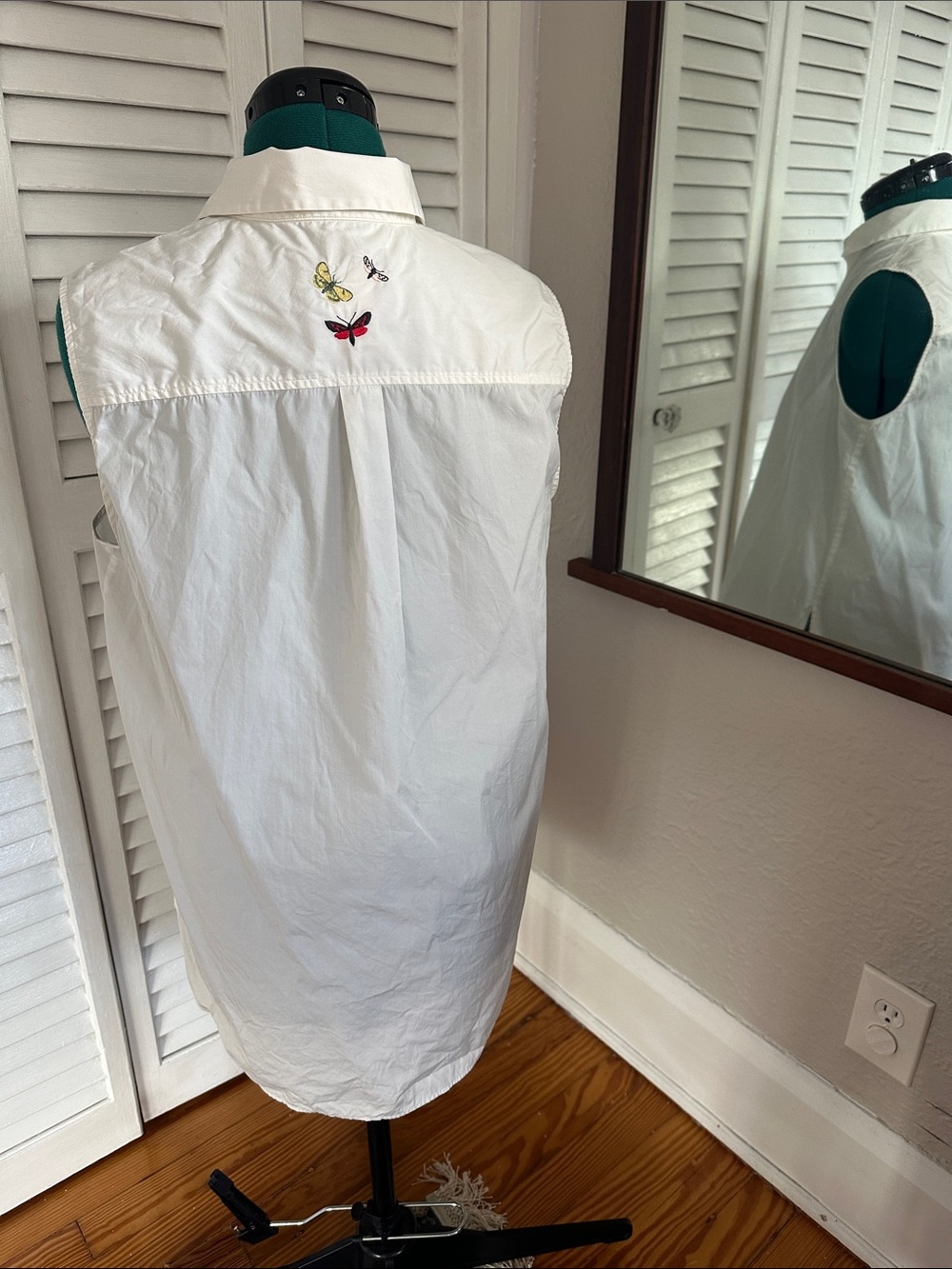 MaxMara White Sleeveless Shirt with Small Butterfly Embroidery
